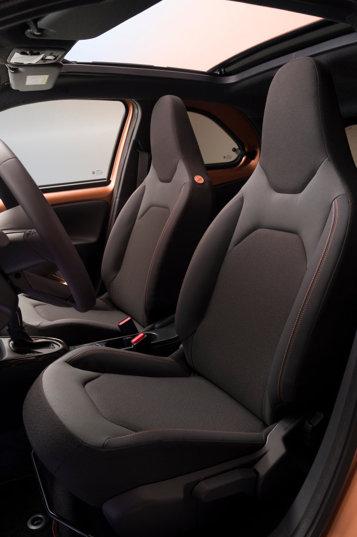 SMALL_2025aygoxhighgrade-interior-003